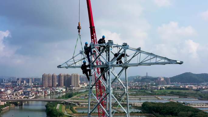 输电塔高压输电线路铁塔高空安装作业航拍