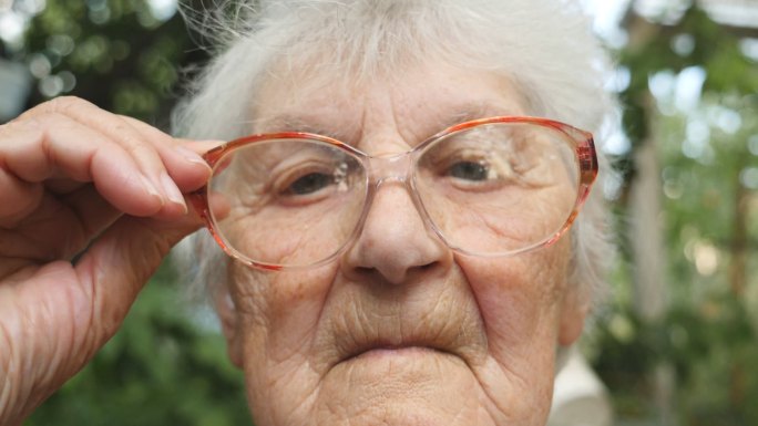 老妇人伸直眼镜