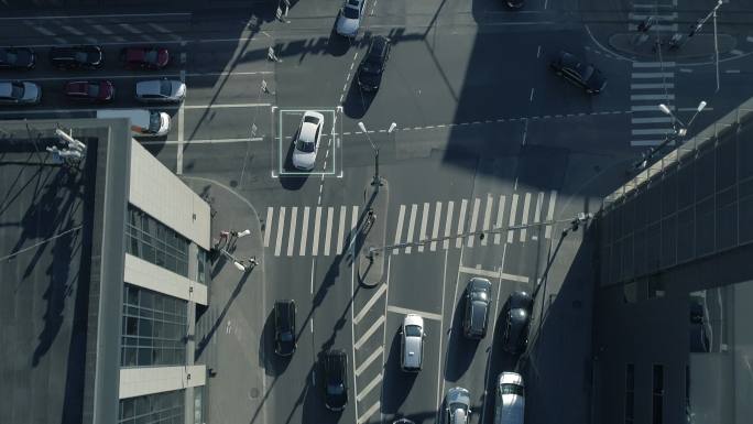 白色自动驾驶汽车在城市中行驶