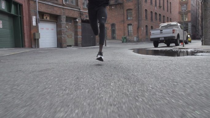 穿越市区的运动员跑步田径运动员脚部