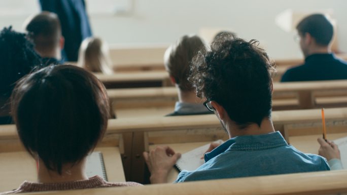 年轻人在大学学习留学生大学生上课阶梯教室