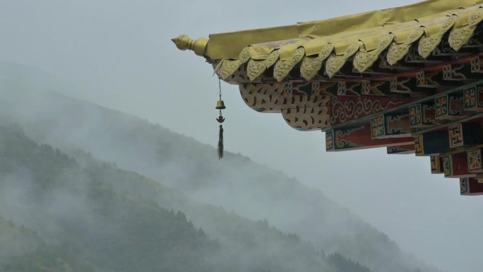 升格寺庙烟雨朦胧风铃摇摆