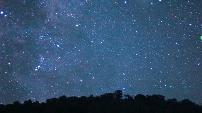 夜晚，恒星和银河在山上的长时间曝光。