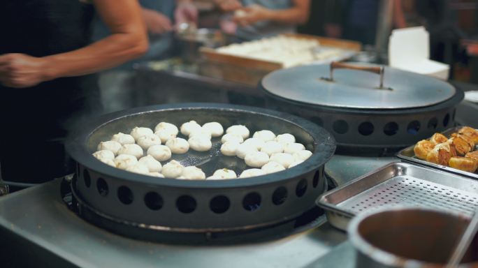 素菜炖锅里的中国炸面包