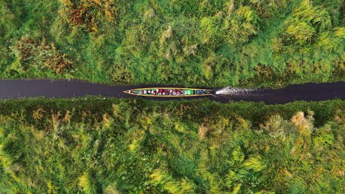 缅甸因勒湖运河上船只的鸟瞰图