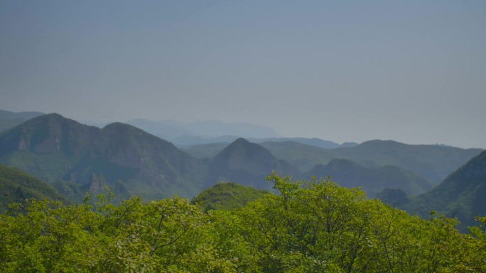 层峦叠嶂的青山