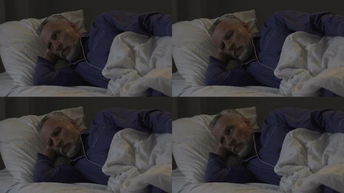 老人晚上躺在床上无法入睡