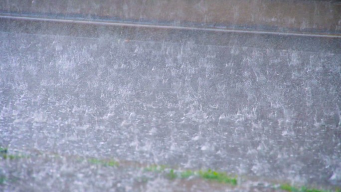 暴风雨天气上班的路上下雨下班的路上送外卖