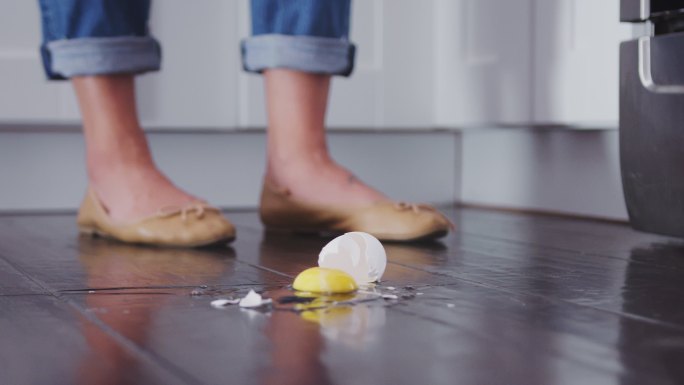 一个鸡蛋掉到厨房地板上
