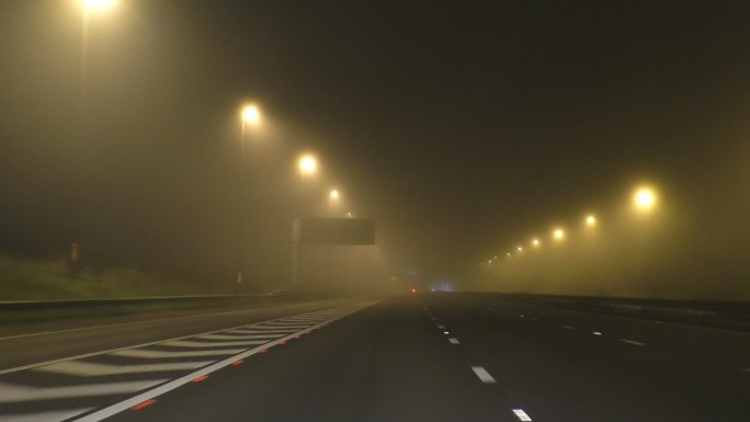 道路上行驶的汽车