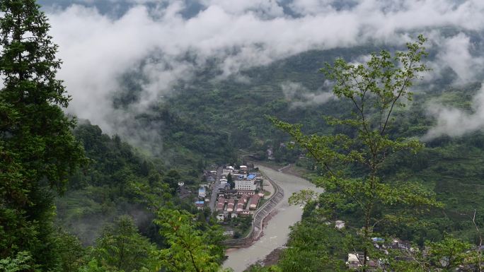 雾浴山村