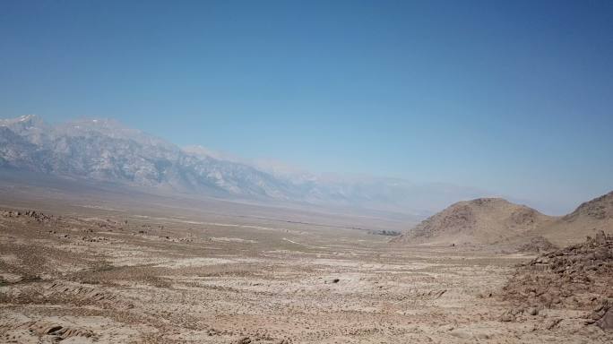 干旱沙漠和岩层背后的遥远地平线