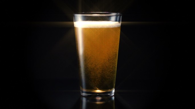 啤酒倒入玻璃杯