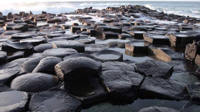 北爱尔兰巨人堤道海浪岩石波浪