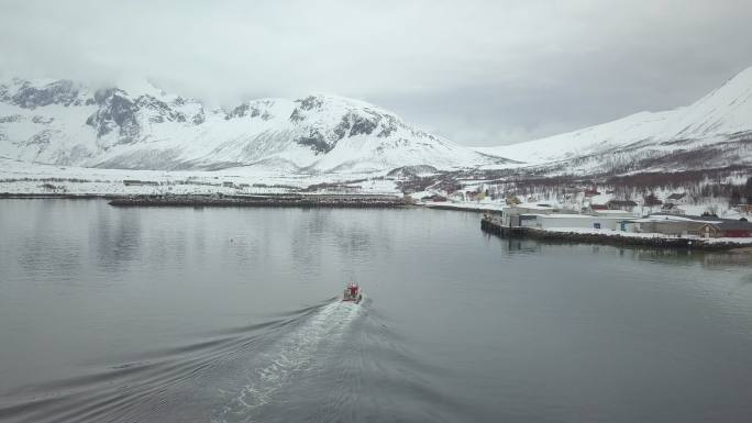 湖面上行驶的快艇雪山冰山高山群山冬天游船