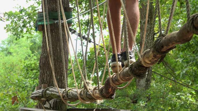 极限公园安全设备锁和爬树绳索