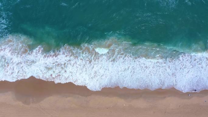 俯视航拍海浪沙滩1