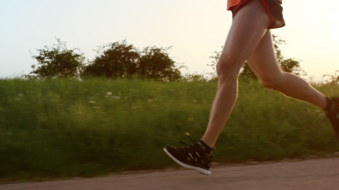 在日落中跑步乡村公路短裤健康生活方式