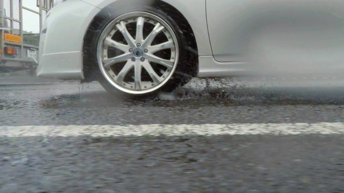 雨天开车湿滑沥青事故和灾难