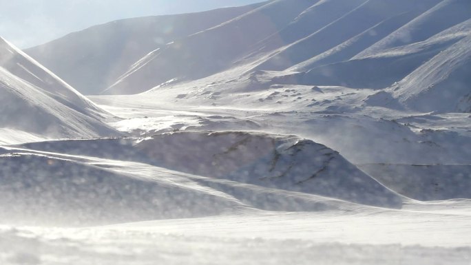 阳光下的雪山寒冷严寒高原缺氧西藏喜马拉雅