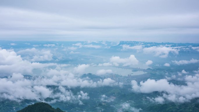 云雾氤氲三峡秀