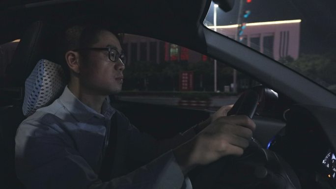 4K年轻男性深夜开车