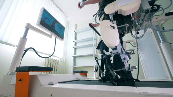 身体残障的人正在使用电子医疗机器人训练