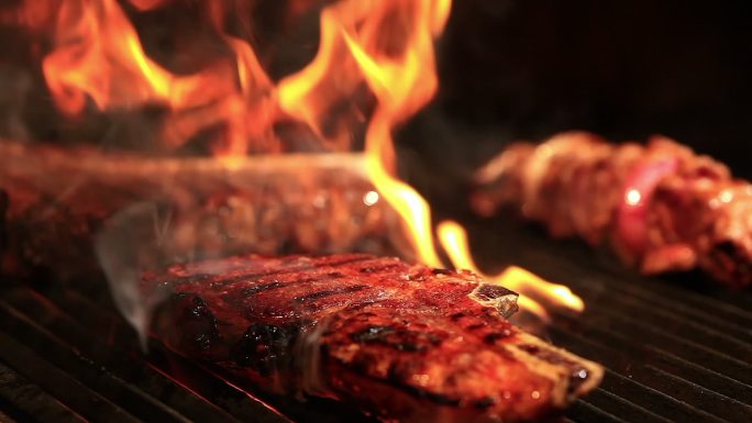 烤架上的食物视频素材烤肉烤鸡烤鱼烤猪肉