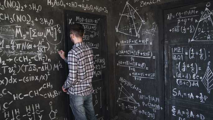 科学家在黑板上写化学和数学方程式