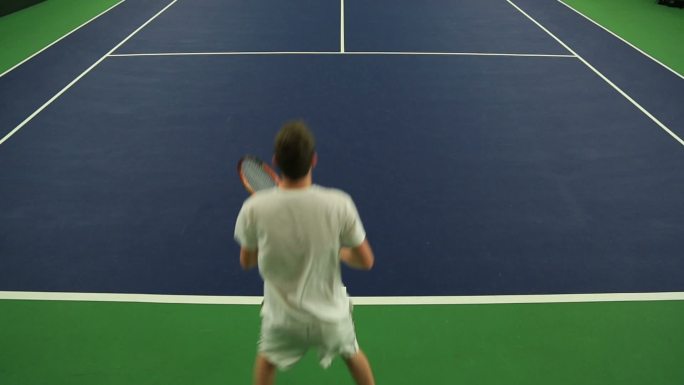 打网球