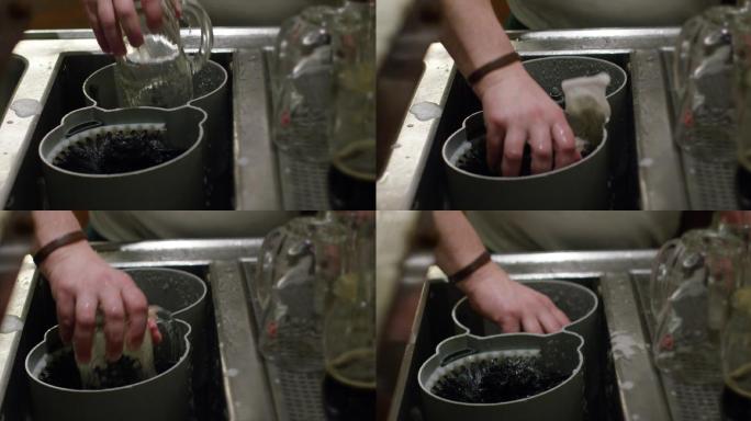 在洗碗池清洗杯子