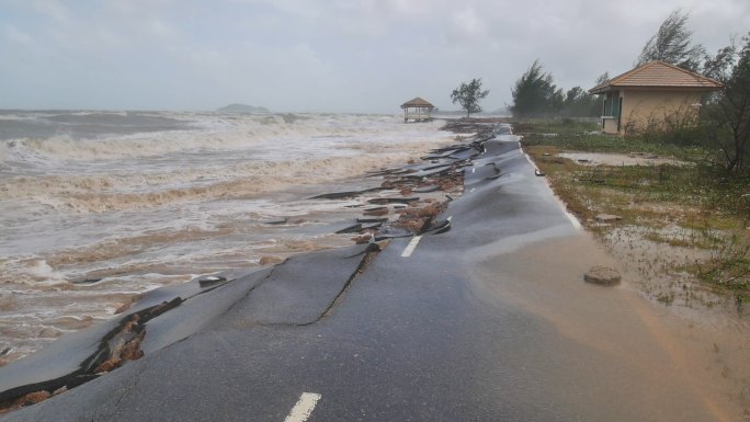 海浪摧毁了一条马路