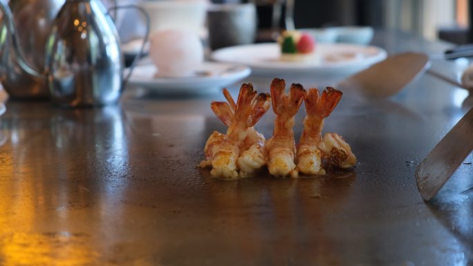 原创实拍  烈火与美味：铁板香煎鲜虾