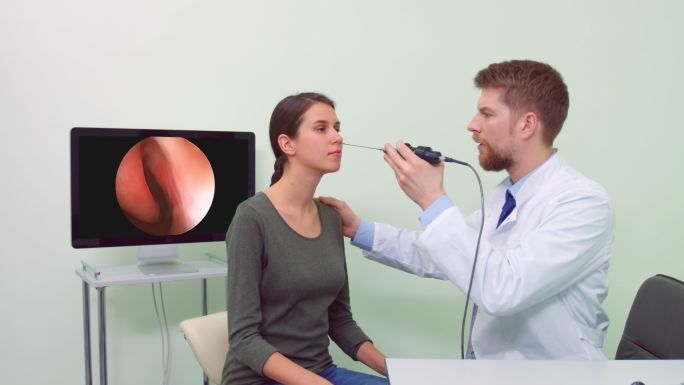耳鼻喉科医生用数字内窥镜检查女性患者