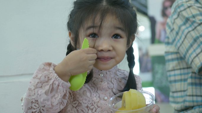 吃水果的可爱小女孩