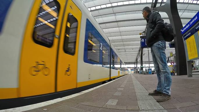鹿特丹中心站高速列车旁的人