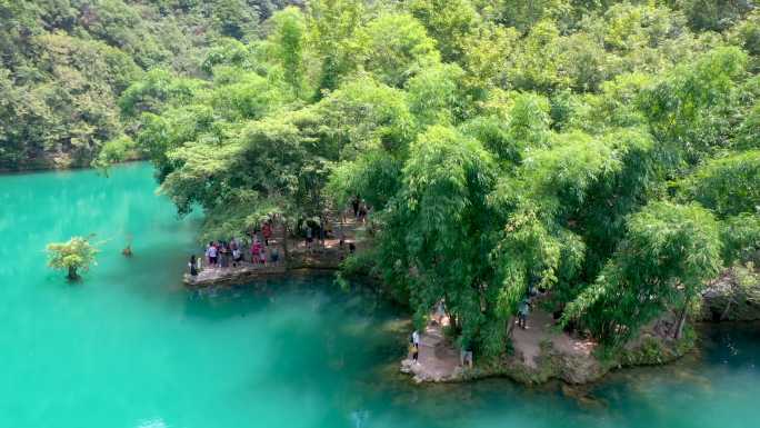 贵州荔波小七孔卧龙潭湖水竹林绿宝石