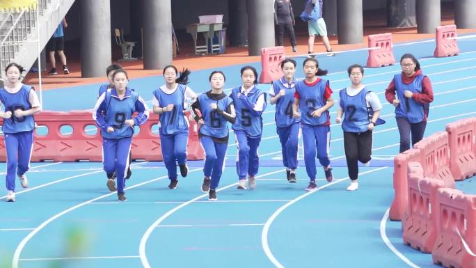 中学生操场跑步运动体育