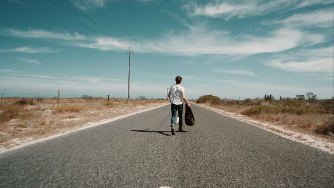 沿公路行走的男子