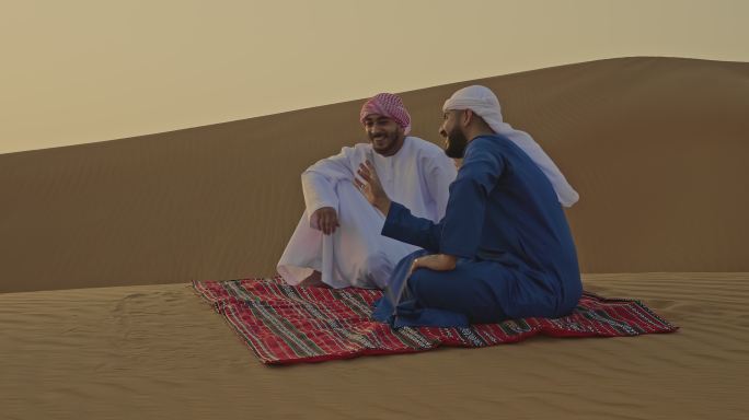 沙漠中的阿拉伯男子
