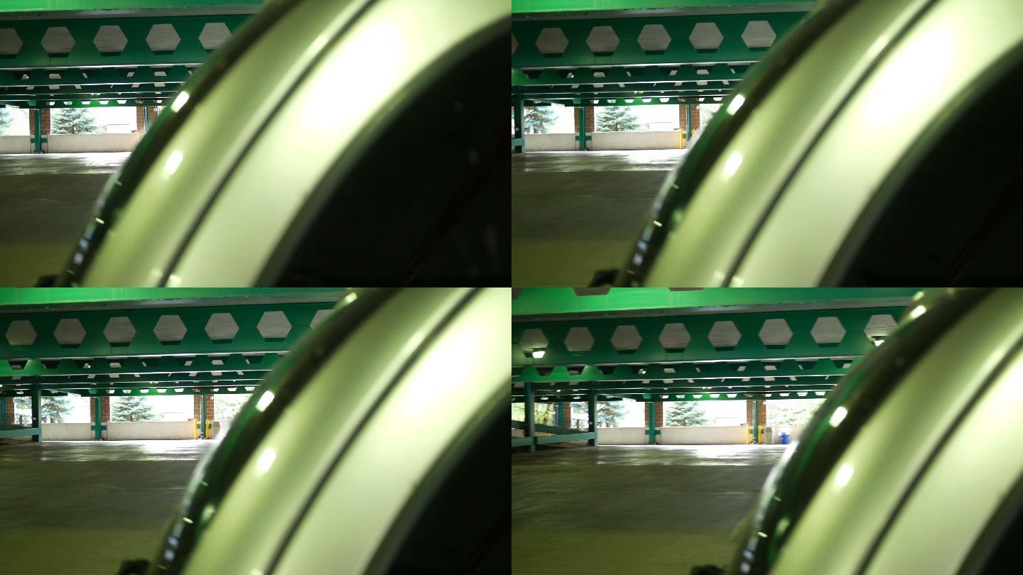 摄像机在空置的停车场内部移动