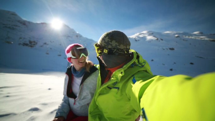 滑雪坡上情侣自拍情侣自拍雪地运动户外运动