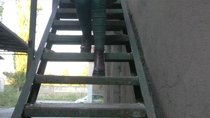 无家可归的女孩正走下楼梯