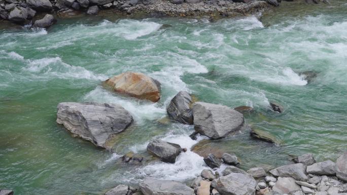 山间清澈河流水源