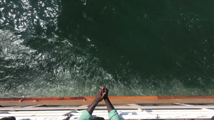 一个非洲男人的手放在船边