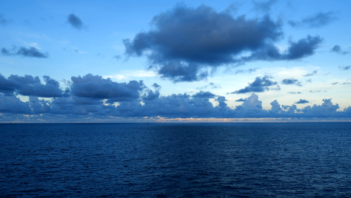 【4K】平静的大海海面-海平面-乌云