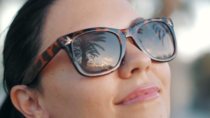 在度假时，戴着太阳镜的年轻女孩。