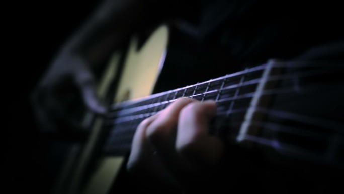 手指在吉他的和弦上