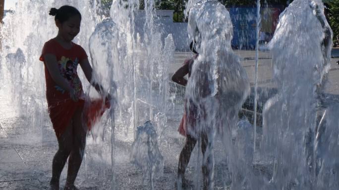实拍 深圳欢乐海岸孩子们夏日撩裙子嬉水