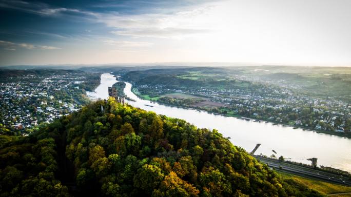 德拉钦费尔斯城堡和莱茵河的空中拍摄，德国
